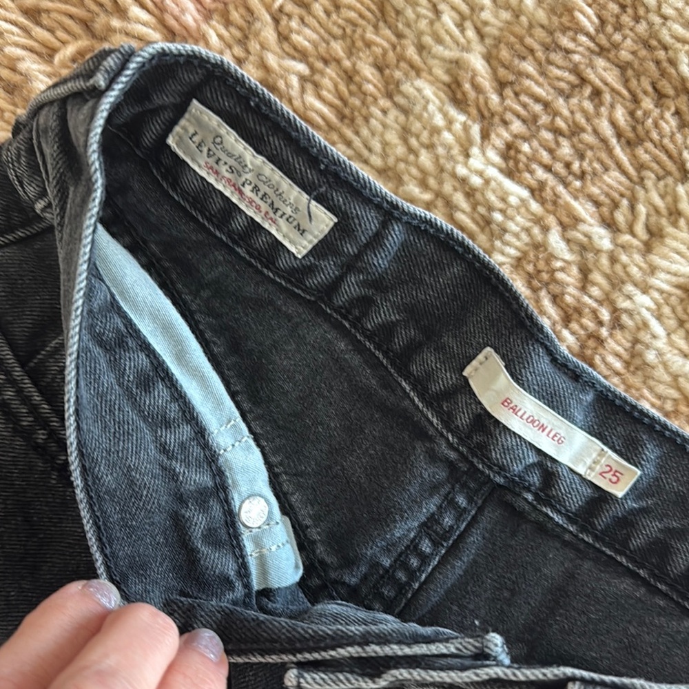 Levi's Black High-Rise Cropped Ankle Jeans - Picture 2 of 9